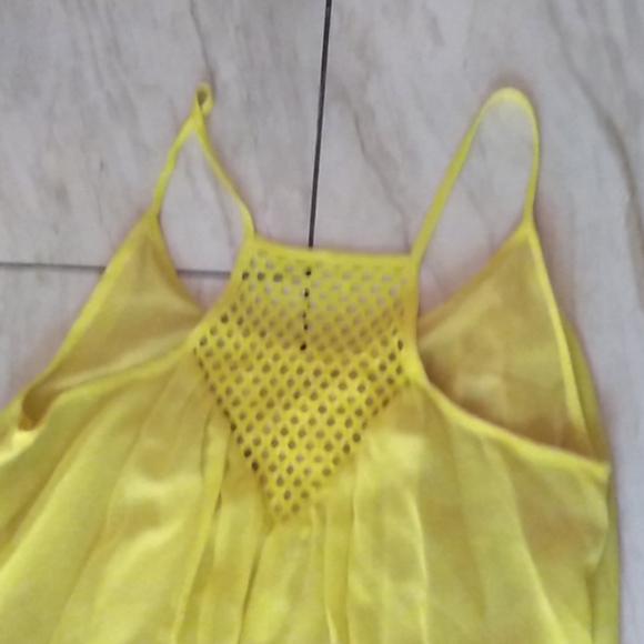 A beautiful canary yellow blouse - Picture 3 of 3